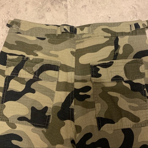 Capri Camo Pants! - Picture 4 of 5